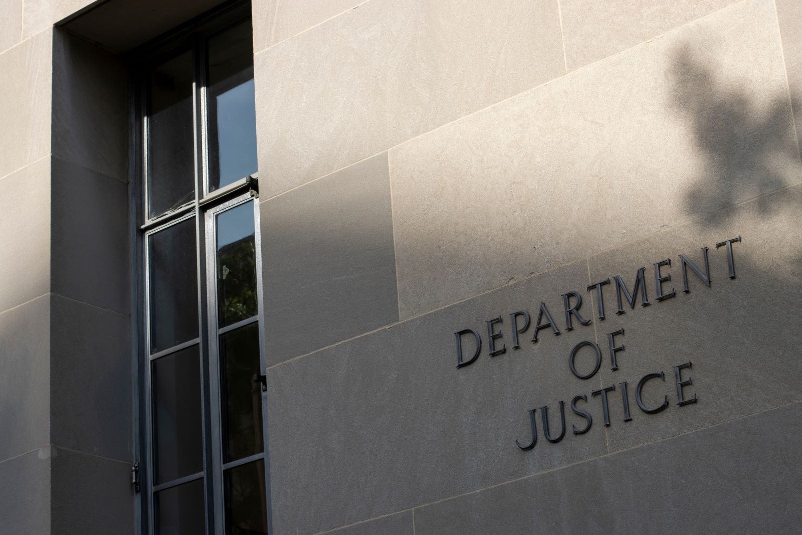 DOJ announces new policy guaranteeing declination for self-reporting companies - WorldECR